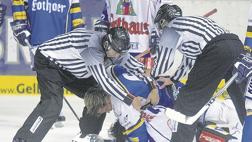 Gemeinsam gegen den EHC? Zwei Schiedsrichter versuchen im Freiburg-Spiel EHC-Rauhbein Markus Jocher zu stoppen. Gemeinsam gegen den EHC? Zwei Schiedsrichter versuchen im Freiburg-Spiel EHC-Rauhbein Markus Jocher zu stoppen.
