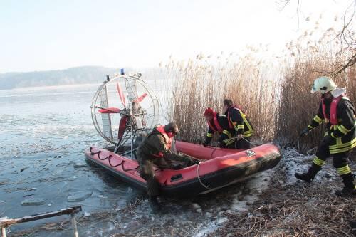 Immer wieder stiegen Taucher ins eisige Wasser, um nach dem vermissten Eisläufer zu suchen.