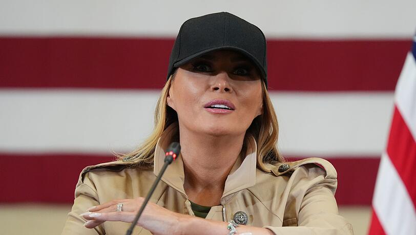 First-Lady-Melania-tr-gt-Armband-aus-Sturzflut-Camp