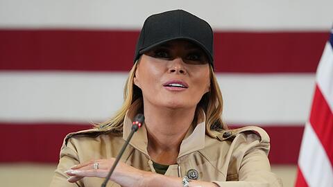 Die First Lady bekam ein Armband aus dem Sturzflut-Gebiet geschenkt.