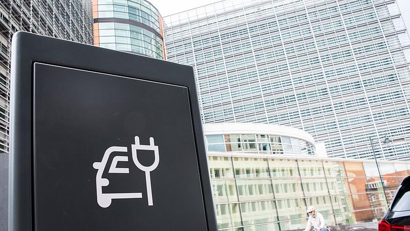Eine Studie sieht die europäische Autoindustrie auf gutem Weg zu mehr Elektromobilität und warnt vor den Auswirkungen durch Verzögerungen. (Archivbild)