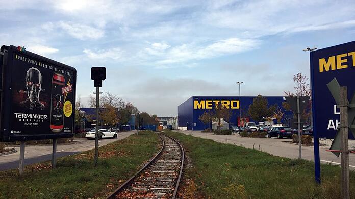 Auf diesen
stillgelegten Gleisen soll einmal eine Art Park entstehen. Und wo sich heute die Metro befindet, ist ein Wohngebiet geplant. Auf diesen
stillgelegten Gleisen soll einmal eine Art Park entstehen. Und wo sich heute die Metro befindet, ist ein Wohngebiet geplant.