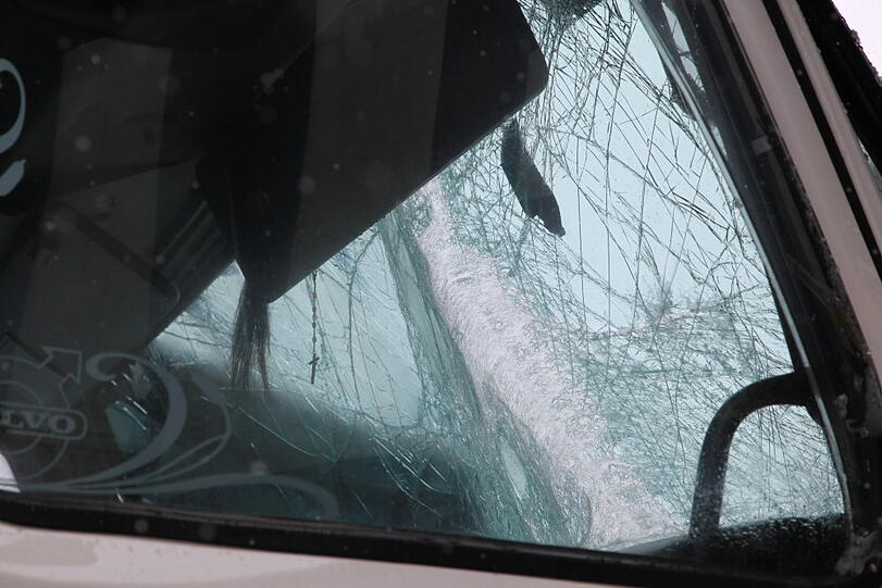 Auf der A8 rutscht ein Lkw am Dienstag auf das vorausfahrende Fahrzeug. Wegen Schneeglätte kam er nicht mehr rechtzeitig zum Stehen. Die zwei Fahrer werden verletzt.