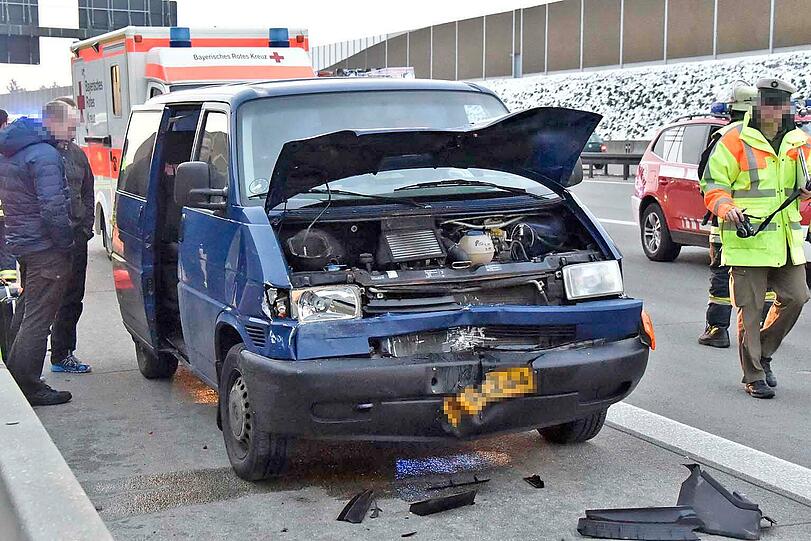 Bilder vom Unfall auf der A 99 bei Ottobrunn.