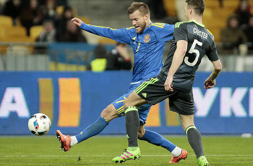 UKRAINE Andrej Jarmolenko (26, Mittelfeld, Dynamo Kiew): Verlor Anfang Mai vollkommen die Nerven. Mit einem üblen Tritt gegen Taras Stepanenko, Schachtjor Donezk, löste er eine Massenschlägerei auf dem Platz aus. Die Atmosphäre zwischen den Klubs ist nun vergiftet - aber zusammen stellen die Rivalen nicht weniger als 11 EM-Spieler. Darunter, im Mittelfeld, selbstverständlich: Jarmolenko und Stepanenko.