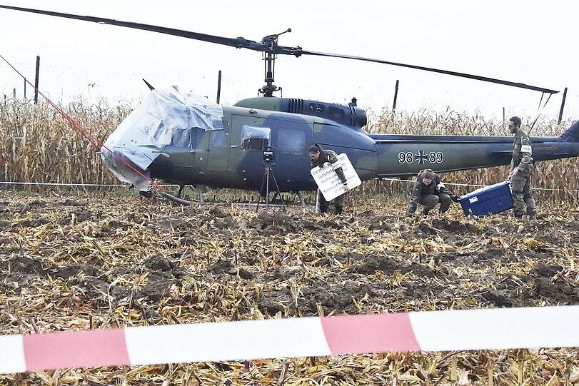 Ein Hubschrauber des Typs Bell durchflog am Dienstag eine sechsadrige Hochspannungsleitung und musste notlanden.