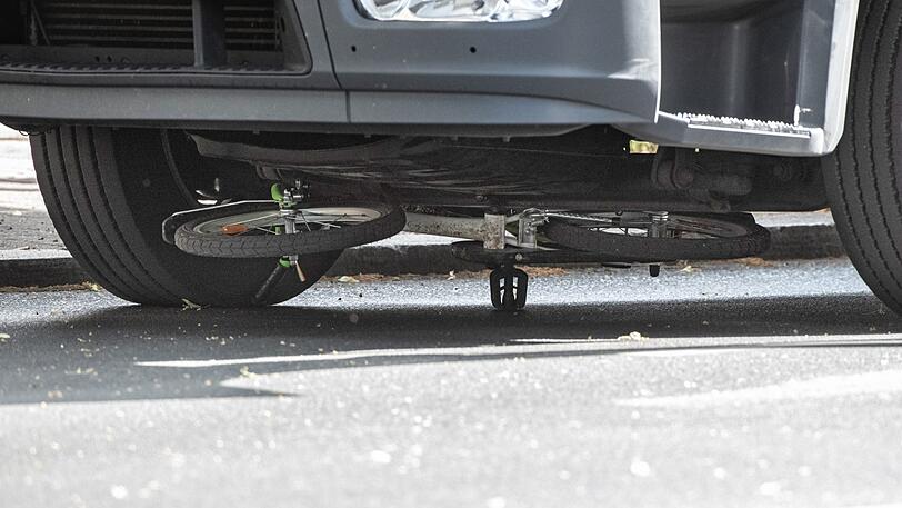 Ein Kinderfahrrad liegt unter der Vorderachse eines Lkw. Ein acht Jahre altes Kind ist dort am Morgen in Berlin-Spandau von einem Lastwagen überrollt und getötet worden.