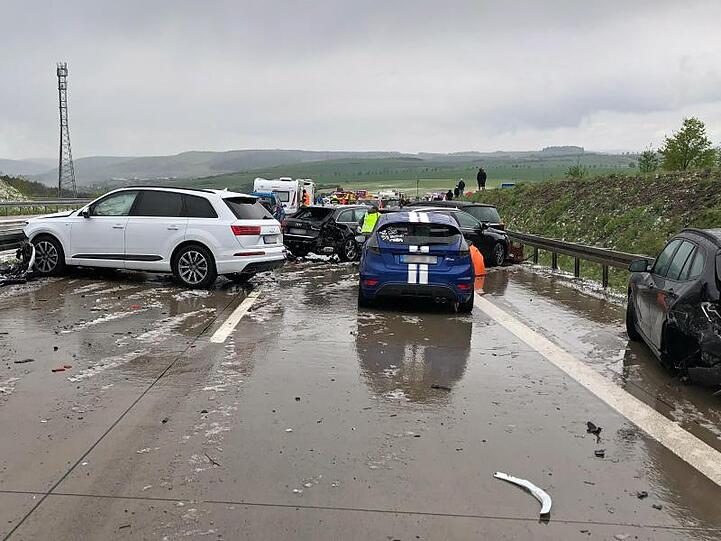 Demolierte Fahrzeuge stehen nach einer Massenkarambolage zwischen Suhl und Meiningen auf der Autobahn 71.