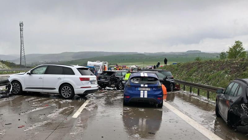 Demolierte Fahrzeuge stehen nach einer Massenkarambolage zwischen Suhl und Meiningen auf der Autobahn 71. Demolierte Fahrzeuge stehen nach einer Massenkarambolage zwischen Suhl und Meiningen auf der Autobahn 71.