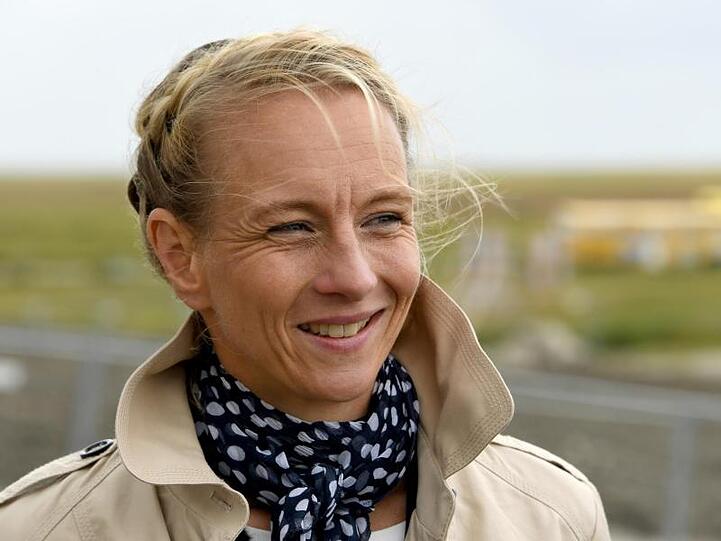 Katja Just, Bürgermeisterin, steht auf der Hallig Hooge. Foto: Carsten Rehder/Archivbild