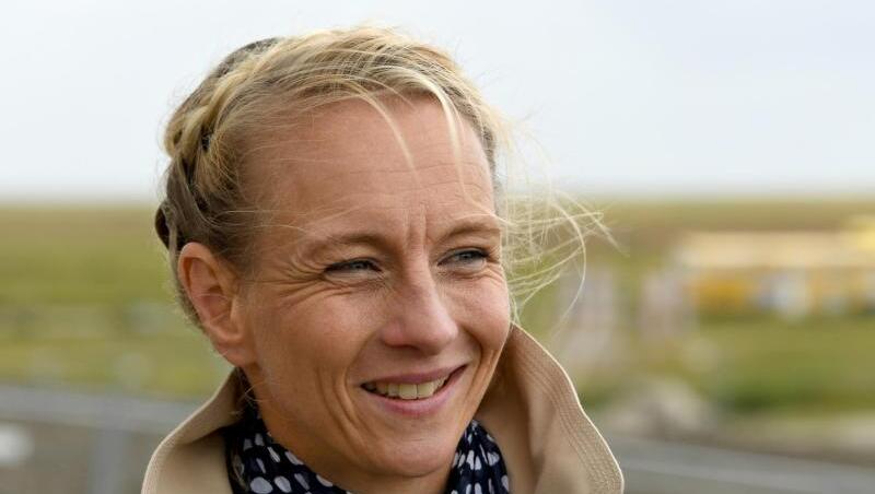 Katja Just, Bürgermeisterin, steht auf der Hallig Hooge. Foto: Carsten Rehder/Archivbild Katja Just, Bürgermeisterin, steht auf der Hallig Hooge. Foto: Carsten Rehder/Archivbild