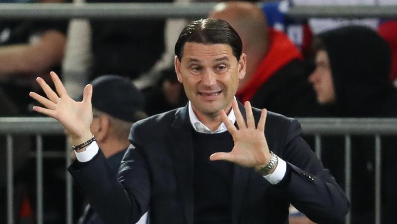 Will als Gruppenerster aus Sevilla zurückkehren: Leverkusens Trainer Gerardo Seoane gestikuliert.