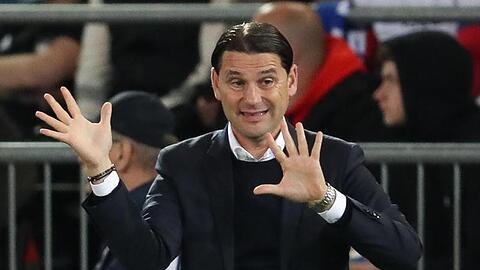 Will als Gruppenerster aus Sevilla zurückkehren: Leverkusens Trainer Gerardo Seoane gestikuliert.