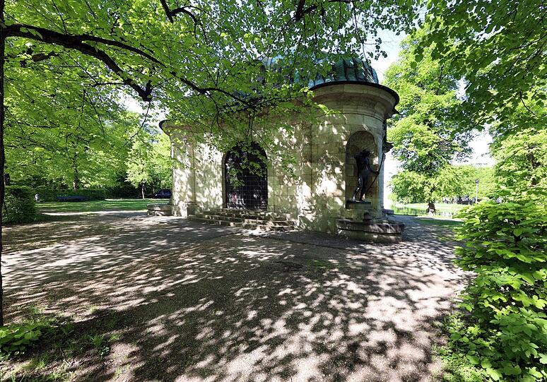 Kurz hinterm Dom-Pedro-Platz: flirrendes Licht und Schattenspiele am Hubertusbrunnen.