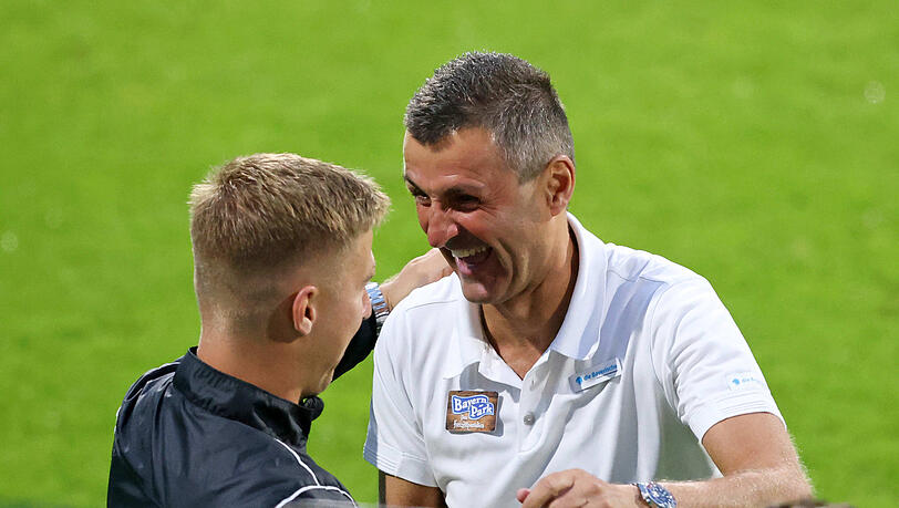 Auch beim Trainer ist die gute Laune natürlich längst angekommen: Michael Köllner (r.) freut sich über den Super-Lauf seines Teams. Auch beim Trainer ist die gute Laune natürlich längst angekommen: Michael Köllner (r.) freut sich über den Super-Lauf seines Teams.