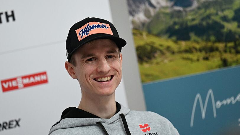 Der deutsche Skispringer Karl Geiger lächelt bei einer Medienrunde der deutschen Skispringer vor der 71. Vierschanzentournee.
