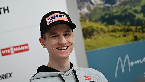 Der deutsche Skispringer Karl Geiger lächelt bei einer Medienrunde der deutschen Skispringer vor der 71. Vierschanzentournee.