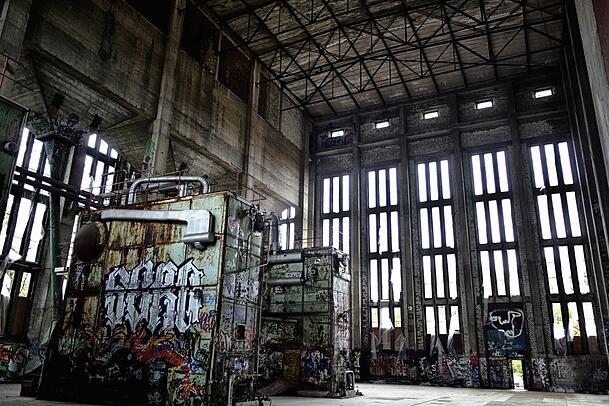 Graffiti auf den alten Heizanlagen im Heizkraftwerk Aubing. Mittlerweile ist das Gebäude zu einer Kunst- und Party-Location umfunktioniert. Graffiti auf den alten Heizanlagen im Heizkraftwerk Aubing. Mittlerweile ist das Gebäude zu einer Kunst- und Party-Location umfunktioniert.