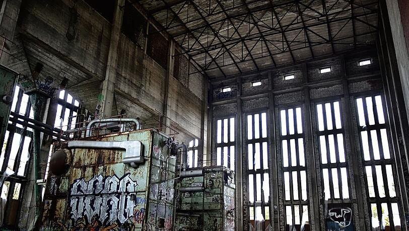 Graffiti auf den alten Heizanlagen im Heizkraftwerk Aubing. Mittlerweile ist das Gebäude zu einer Kunst- und Party-Location umfunktioniert. Graffiti auf den alten Heizanlagen im Heizkraftwerk Aubing. Mittlerweile ist das Gebäude zu einer Kunst- und Party-Location umfunktioniert.