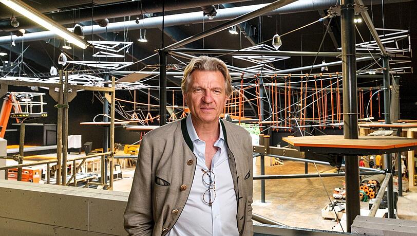 Inhaber Korbinian Kohler im Tegernsee Phantastisch. Er ist Diplombetriebswirt und hat einen Master in Philosophie, Politik und Wirtschaft. Als Quereinsteiger wechselte er 2010 in die Hotelbranche.