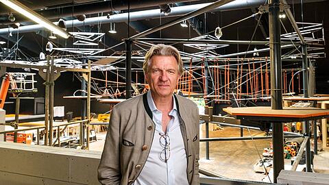 Inhaber Korbinian Kohler im Tegernsee Phantastisch. Er ist Diplombetriebswirt und hat einen Master in Philosophie, Politik und Wirtschaft. Als Quereinsteiger wechselte er 2010 in die Hotelbranche.