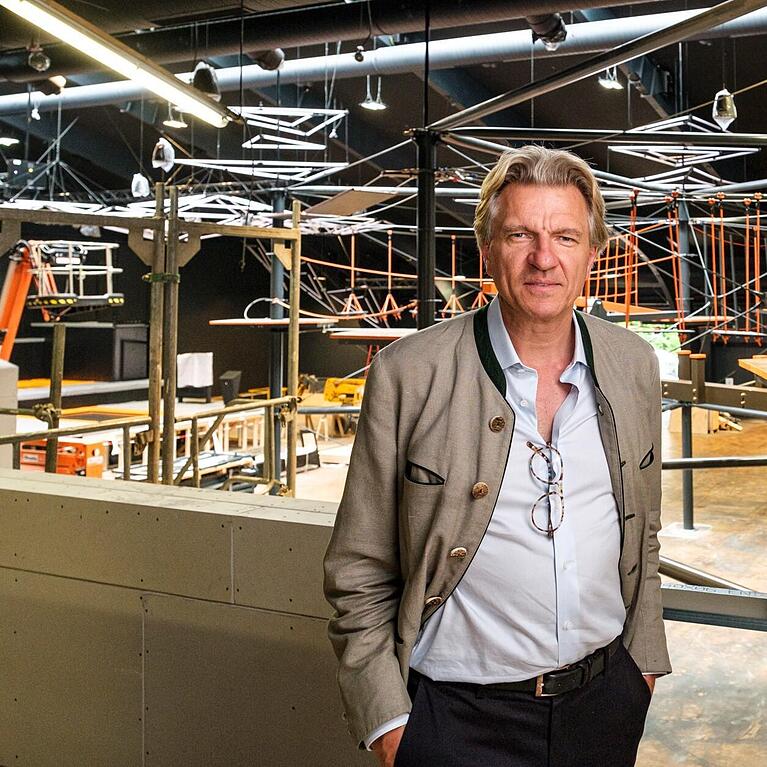 Inhaber Korbinian Kohler im Tegernsee Phantastisch. Er ist Diplombetriebswirt und hat einen Master in Philosophie, Politik und Wirtschaft. Als Quereinsteiger wechselte er 2010 in die Hotelbranche.