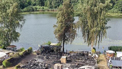 Eine Woche nach einem Feuer auf einem Campingplatz ist die Ursache weiter unklar. (Archivbild)