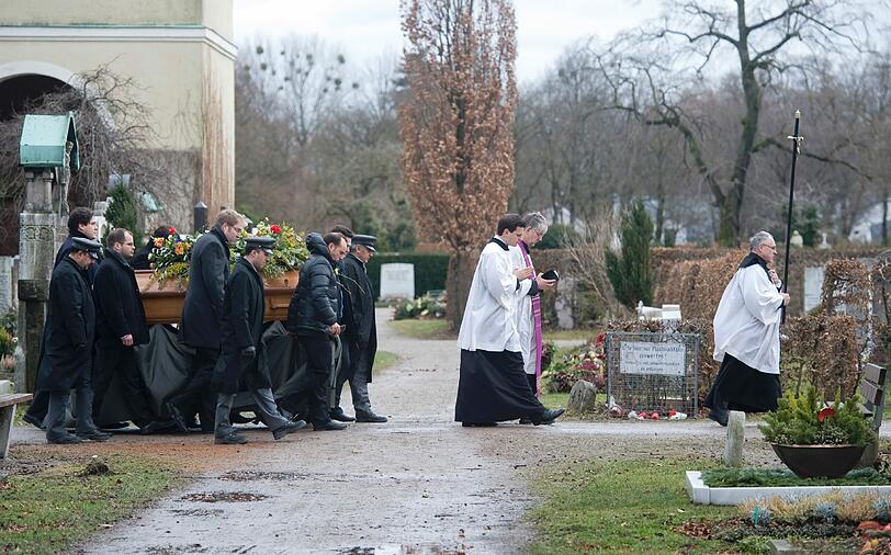 Abschied von Tilman Turck: Hunderte Verwandte und Freunde erweisen dem Mordopfer von Dachau auf dem Münchner Nordfriedhof die letzte Ehre.