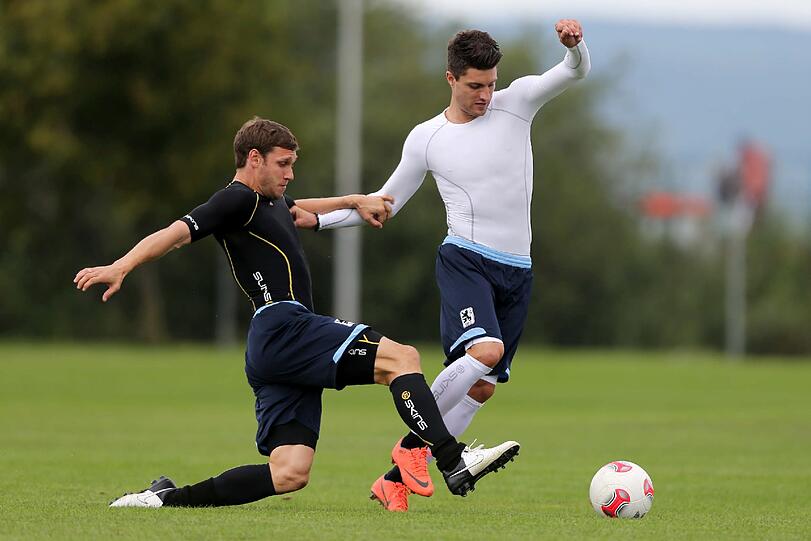 Moritz gegen Moritz: Volz kämpft mit Stoppelkamp um den Ball - in neuer Kompressionswäsche