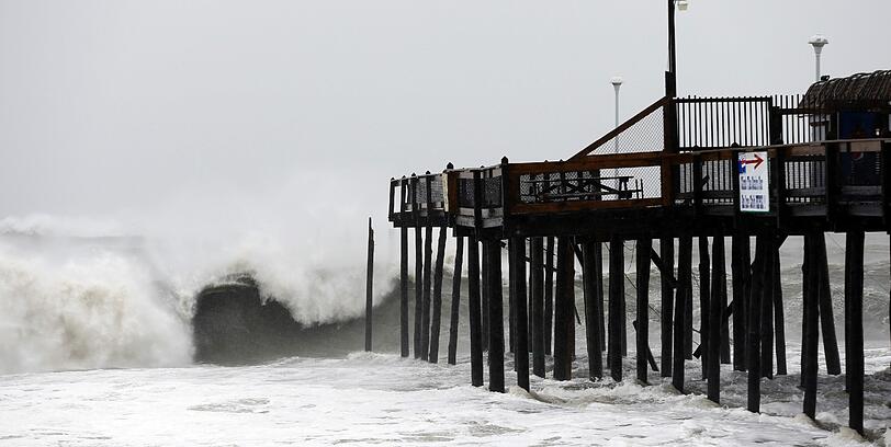 So heftig wütet Wirbelsturm "Sandy" an der Ostküste der USA: Häuser wurden überflutet, Bäume knickten um, es gab Tote und Verletzte. Die Bilder der Flutkatastrophe.