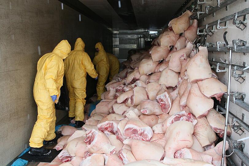 Nach dem Unfall mussten 21 Tonnen Schweinshaxn umgeladen werden.
