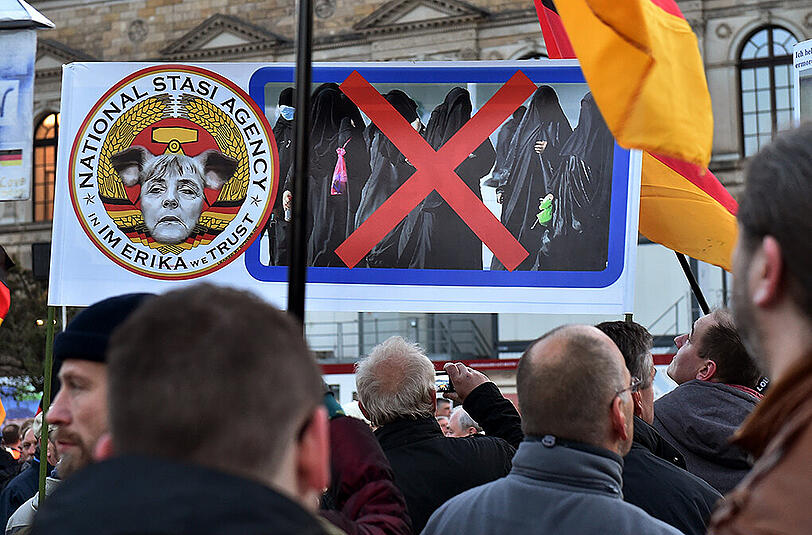 Mehrere tausend Pegida Anhänger demonstrieren am 12.10.2015 in Dresden auf dem Theaterplatz.