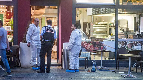 Mitarbeiter der Kriminalpolizei unter suchen in der Innenstadt von Reutlingen den Tatort.