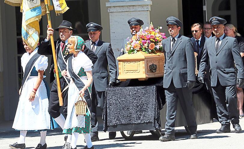 Der Sarg von Winfried Zehetmeier wird am Donnerstag zum Grab auf dem Waldfriedhof getragen.