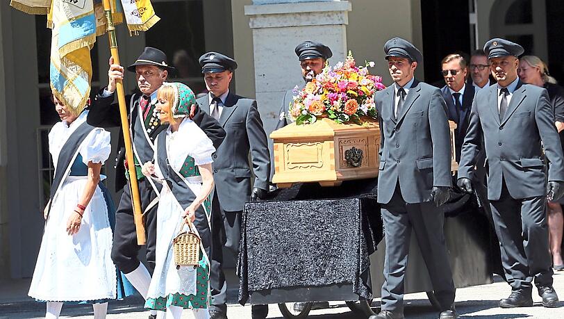 Der Sarg von Winfried Zehetmeier wird am Donnerstag zum Grab auf dem Waldfriedhof getragen.