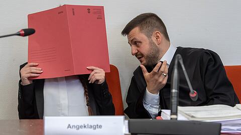 Die Angeklagte mit ihrem Anwalt.