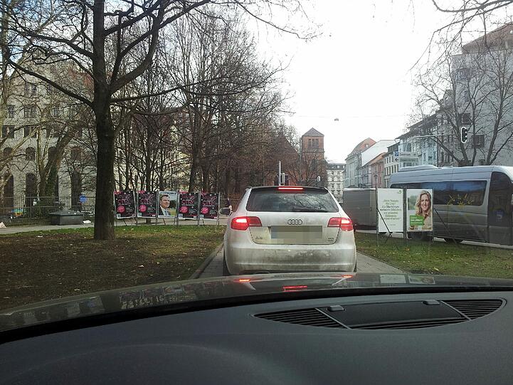 ...einen Fußweg wieder auf die Blumenstraße. Klappt problemlos. Ziviler Ungehorsam mal anders.