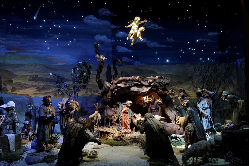 Die Weihnachtsszene: So inszeniert Krippenbauerin Annette Krauß jedes Jahr die Geburt Jesu. Die Figuren sind von Sebastian Osterrieder und fast 100 Jahre alt.
