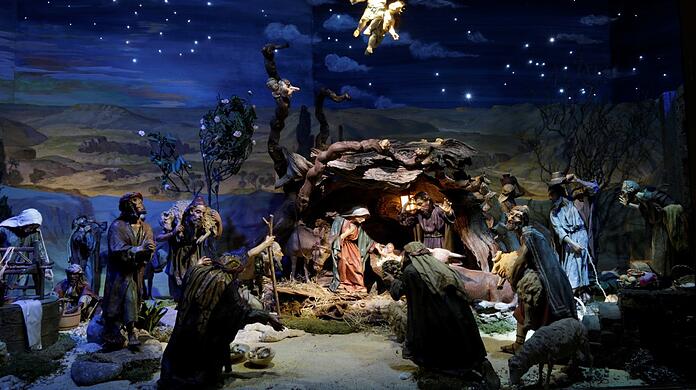 Die Weihnachtsszene: So inszeniert Krippenbauerin Annette Krauß jedes Jahr die Geburt Jesu. Die Figuren sind von Sebastian Osterrieder und fast 100 Jahre alt.