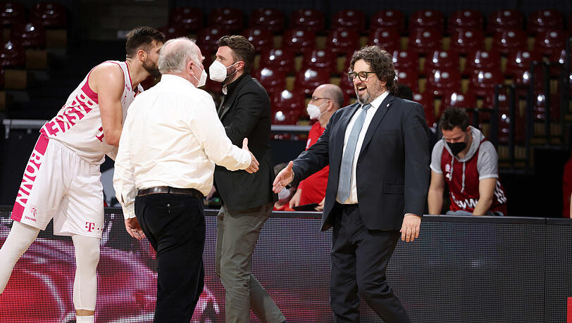 Handshake nach dem Bayern-Sieg: Hoeneß (links) und Trinchieri.