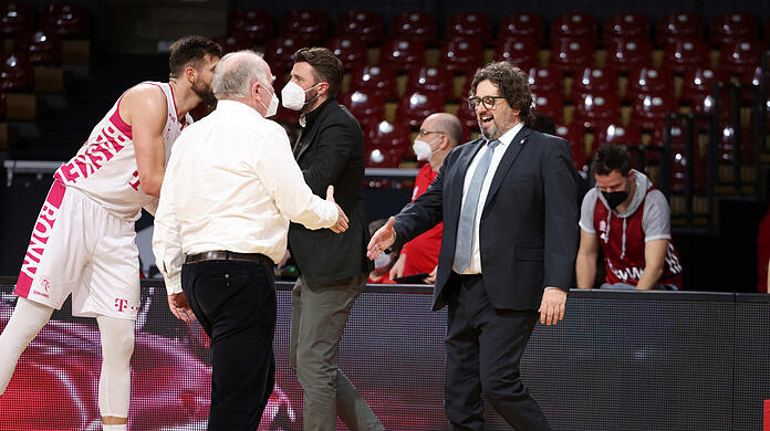Handshake nach dem Bayern-Sieg: Hoeneß (links) und Trinchieri.