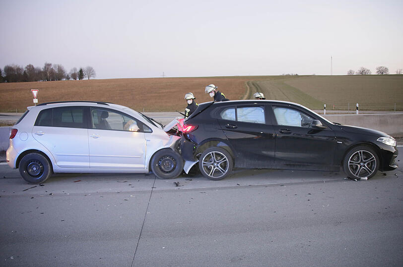 Die Feuerwehr Dorfen und die Autobahnmeisterei Ampfing mussten die  Fahrbahn in Richtung München für etwa zwei  Stunden komplett sperren.