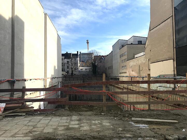 Türkenstraße 50: Hier ist im Sommer 2021 der letzte Mieter mit viel Herzschmerz ausgezogen. Bislang ist nur ein 14 Meter tiefes Bauloch zu sehen - der Luxuswohnungen-Investor Legat Living will bis spätestens Anfang 2026 Eigentumswohnungen bezugsfertig haben.