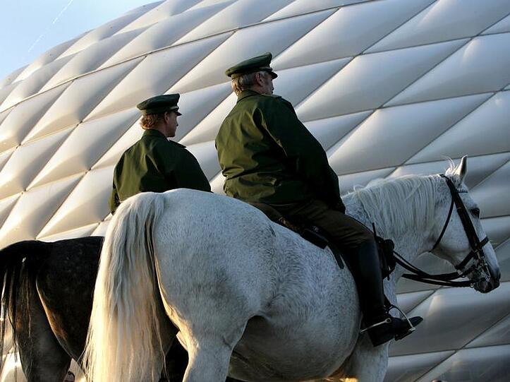 Betrittene Polizisten vor der Allianz-Arena: Sie dürfen nicht rein - im Gegensatz  zu den Münchner Stadträten.