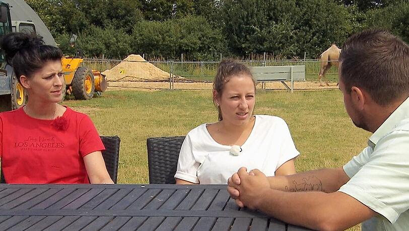 Sabrina (l.) und Eva nehmen Marvin die Entscheidung ab.