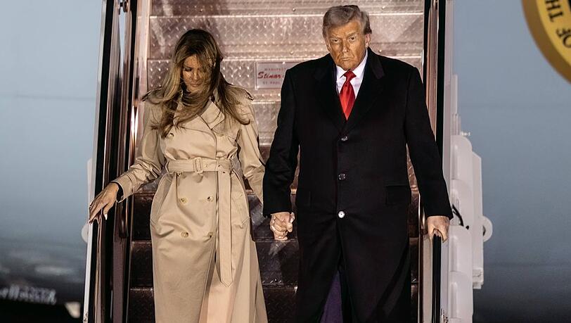 Donald und Melania Trump beim Verlassen der Air Force One.