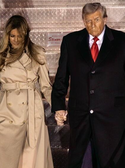Donald und Melania Trump beim Verlassen der Air Force One.
