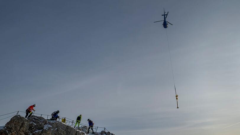 Das Kreuz der Zugspitze wurde f&uuml;r eine Restaurierung ins Tal geflogen.