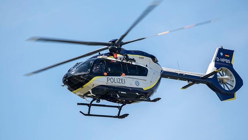 Bei der Suche hilft auch ein Hubschrauber. (Symbolbild) Bei der Suche hilft auch ein Hubschrauber. (Symbolbild)