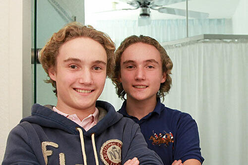 Erste Hilfe im British-Airways-Jet: Die Brüder Constantin (l.) und Maximilian Pfandl.